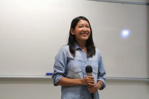 At the end of the lecture , students give a round of applause. As the youngest Pulitzer winner in the workshop, she is also known as "a sweet girl".